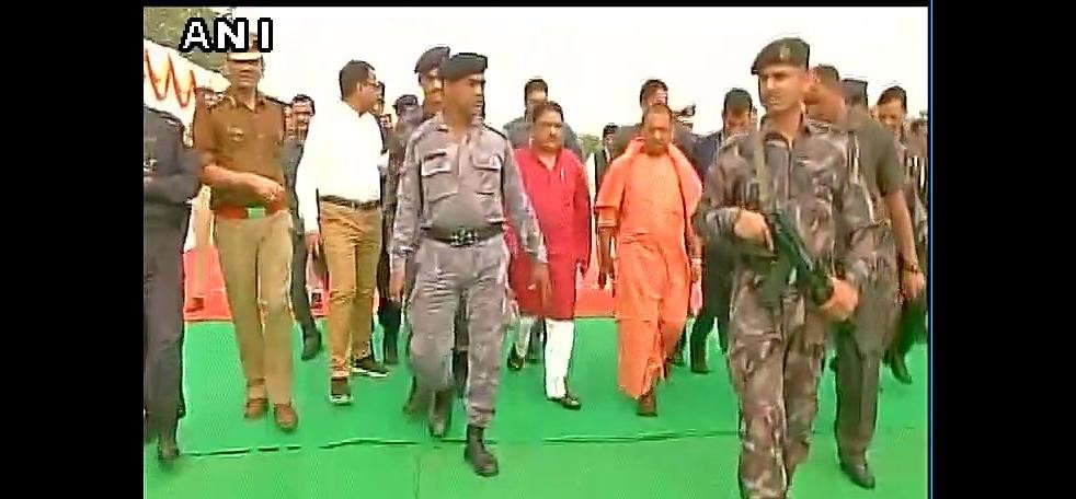 Photo of अभी अभी: पीएम मोदी को रिसीव करने पहुंचे योगी आदित्यनाथ