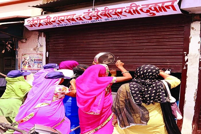 Photo of महिलाओं ने वाइन शॉप पर जाकर खरीदी शराब,मचाया…
