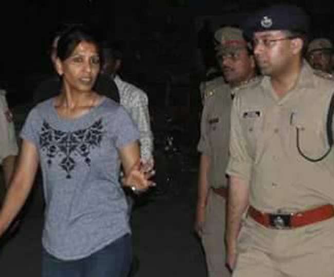Photo of यूपी- जींस-टीशर्ट पहन कानपुर की सड़कों पर आइपीएस सोनिया की ‘धमाकेदार इंट्री’..