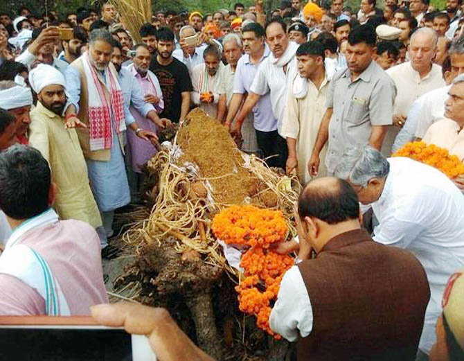 Photo of शिक्षा मंत्री के छोटे भाई का निधन, पैतृक गांव में हुआ अंतिम संस्कार