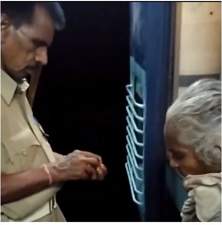 Photo of आधी रात ट्रेन के अंदर बुड्ढी माँ को प्रताड़ित करते रिश्वत लेते वायरल पुलिस वाले का ये विडियो