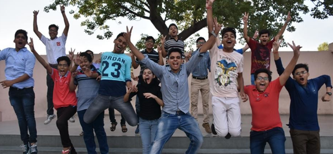 Photo of हिंदी ने कराया फीलगुड तो कंप्यूटर और मैथ्स में सैकड़ों मेधावी हुए 100 नंबरी