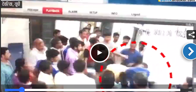 Photo of हॉस्पिटल में डॉक्टर को कुर्सी पर बैठाकर चप्पल से की गई पिटाई, VIDEO वायरल