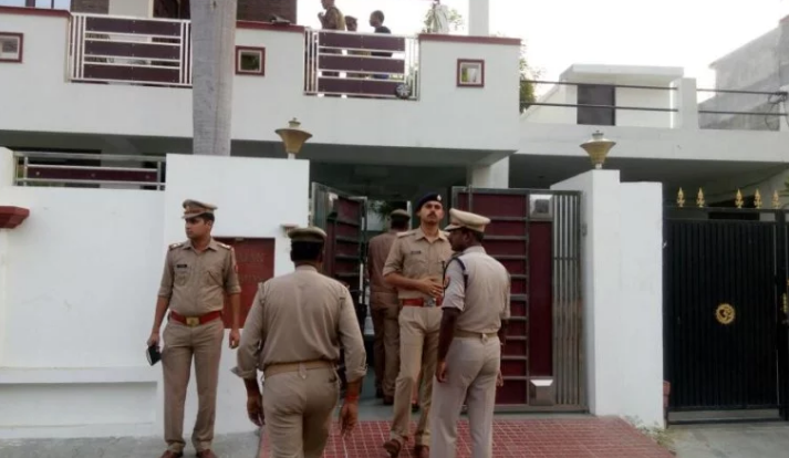 Photo of रियल स्टेट व्यापारी के घर बदमाशों का जमकर उत्पात, बंधक बनाकर 19 लाख की लूट