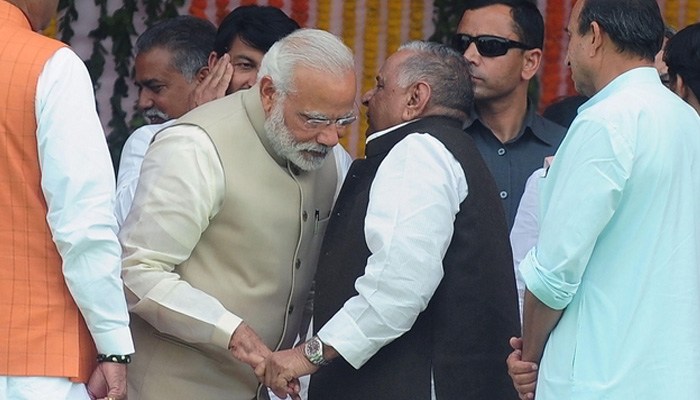 Photo of अखिलेश ने खोला राज, मुलायम ने मोदी के कान में कही थी ये बात