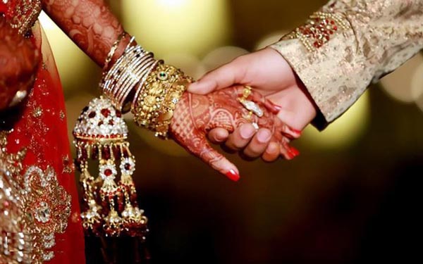 विदेशी युवतियां भारतीय युवकों से कर रही हैं शादी