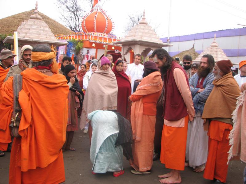 Photo of यूं ही नहीं फैशन ट्रेंड बन गया ‘भगवा गमछा’, जानकर हैरान रह जाएंगे कहां से हो रहा सप्लाई