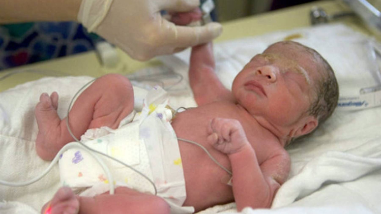 OMG: महिला ने ऑटो में दिया बच्ची को जन्म, 'बेटी बचाओ' पर उठे सवाल