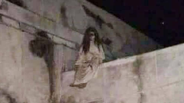 दीवार पर नजर आई 'चुड़ैल' तो सोशल मीडिया पर मचा हंगामा