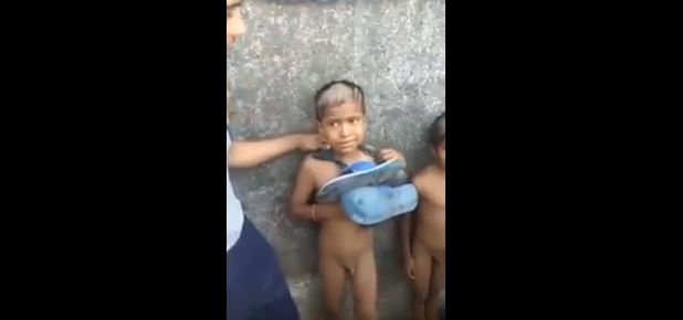 भूख से तड़पते बच्चों को पहनायी चप्पल की माला