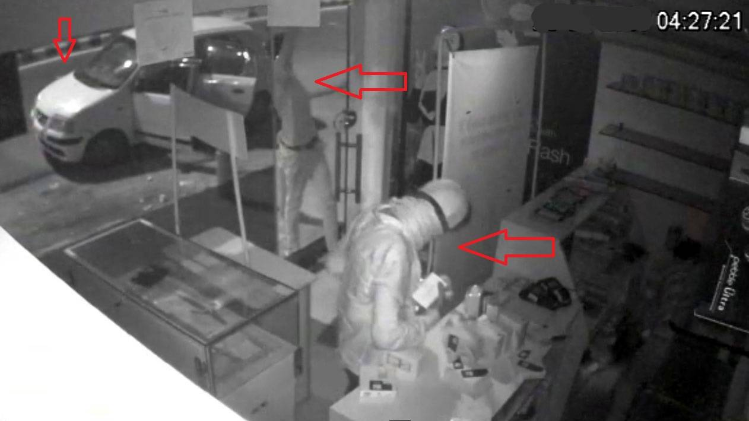 चोरों ने साफ की मोबाइल की दुकान, वारदात CCTV में आए नजर