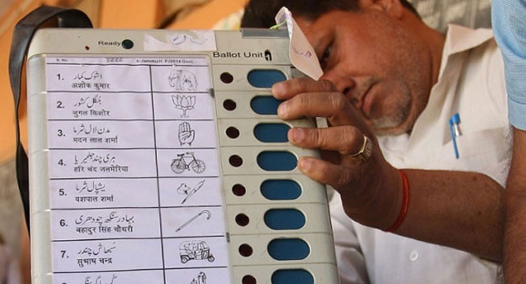 EVM मशीन का LIVE टेस्ट, BJP को 3 वोट डले लेकिन