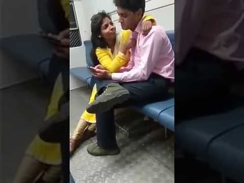 Photo of मुंबई लोकल ट्रेन में बेझिझक रोमांस करते दिखे कपल, वीडियो हुआ वायरल