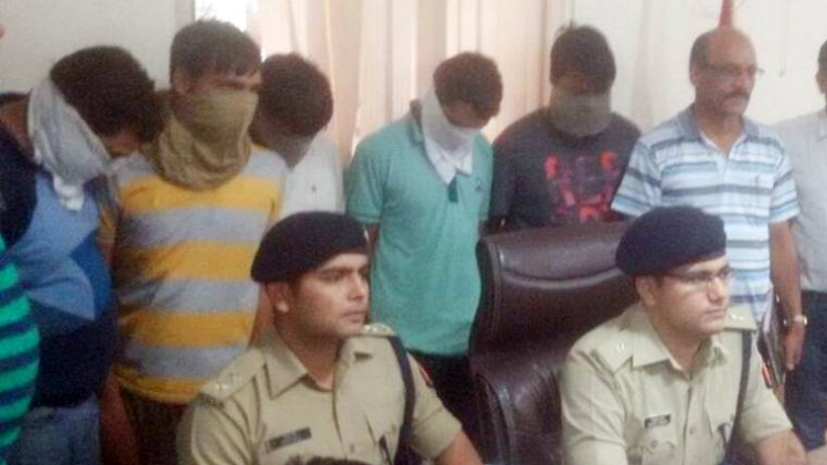 IPL पर लगा रहे थे सट्टा, 2 बुकी समेत 5 अरेस्ट