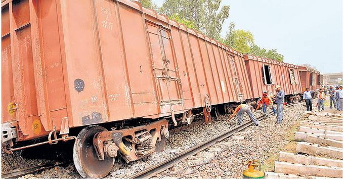 Photo of महाराष्ट्र में मालगाड़ी पटरी से उतरी, रेलगाड़ियों के मार्ग में किया गया परिवर्तन