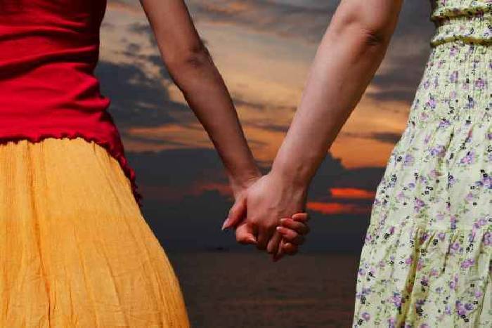 प्यार में पागल इन दो सहेलियों ने आपस में कर ली शादी, डॉक्टर्स से भी करवाना चाहती थी ऐसा काम