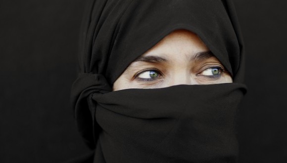 Photo of गोरी महिला ने ‘मुस्लिम’ महिला से कहा-“काश तुम जैसों को देश में घुसने ही नहीं दिया जाता