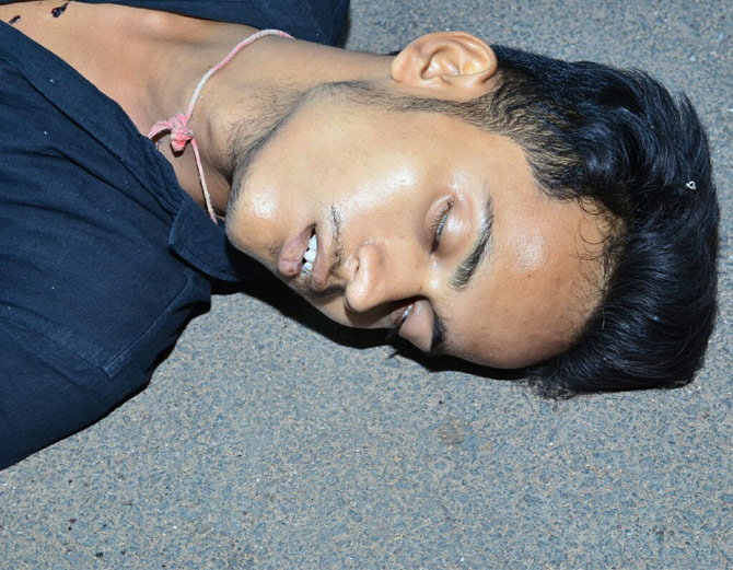 Photo of लड़की ने दिया धोखा तो लड़के ने सीने पर मार ली गोली, बनाया विडियो