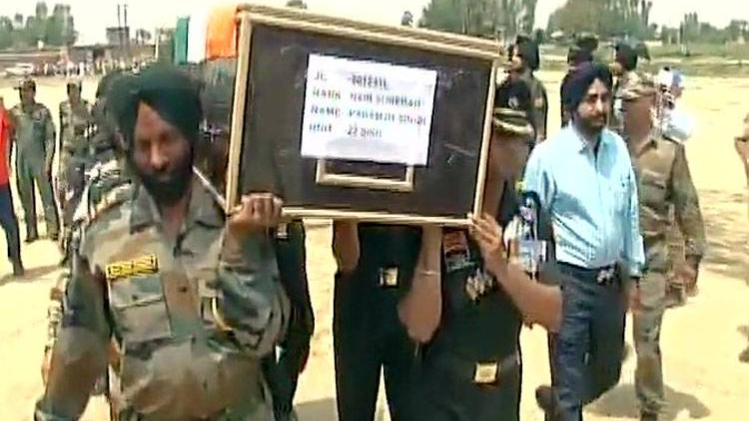 Photo of घर पहुंचा शहीद जवानों का शव, बेटी ने कहा- चाहिए एक के बदले 50 सिर
