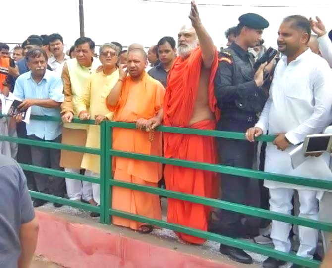 रामनगरी में योगी: ‌द‌िगंबर अखाड़ा में करेंगे भोजन, देखें कार्यक्रम की कुछ खास तस्वीरे 