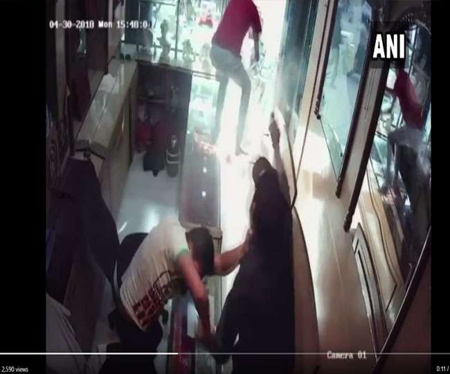 दिनदहाड़े बदमाशों ने ज्वैलर पर तान दी रिवॉल्वर, पूरी घटना CCTV में कैद