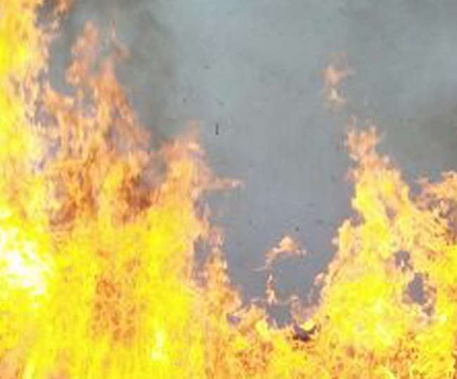 Photo of पत्नी, सास और बेटी पर पेट्रोल-तेजाब छिड़ककर लगा दी आग
