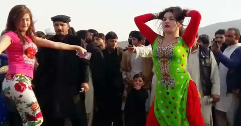 Photo of वीडियो: बारात में आई इन लडकियो ने सडक के बीच में किया ऐसा डांस, देखकर बेकाबू हुए लोग