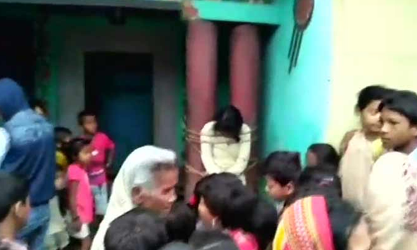 Photo of बिहार में प्रेम संबंधों को लेकर पंचायत ने दी लड़की को खंभे से बांधकर पीटने की सजा  