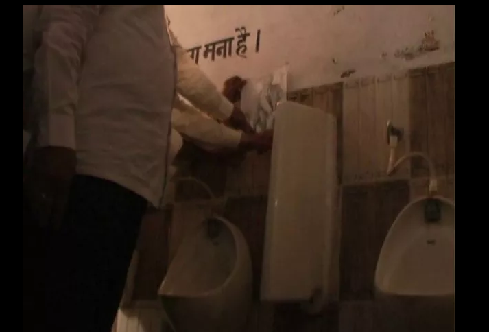 Photo of कानपुर में वकीलों ने कोर्ट परिसर के टॉयलेट में लगाई जिन्ना की तस्वीरें