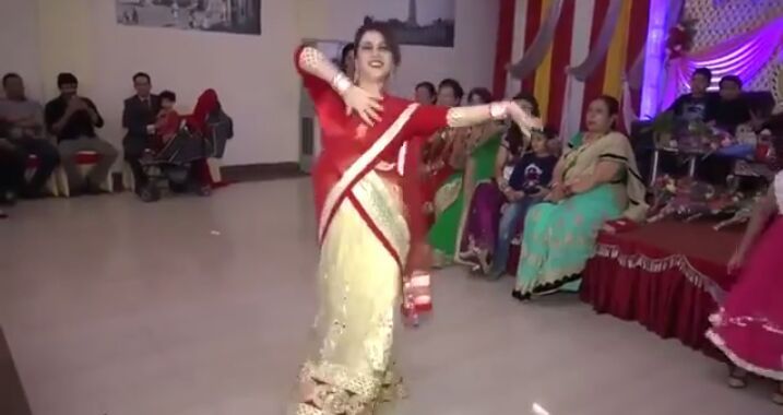 वीडियो: भाभी ने देवर की शादी में किया इतना जोरदार डांस कि देखने वालों के उड़ गए होस