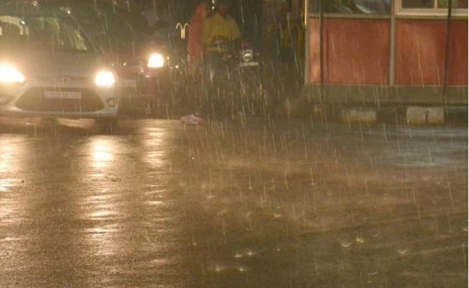 यूपी में तूफ़ान ने बरपाया कहर: तेज आंधी और बारिश के साथ गिरे ओले, 23 की गई जान