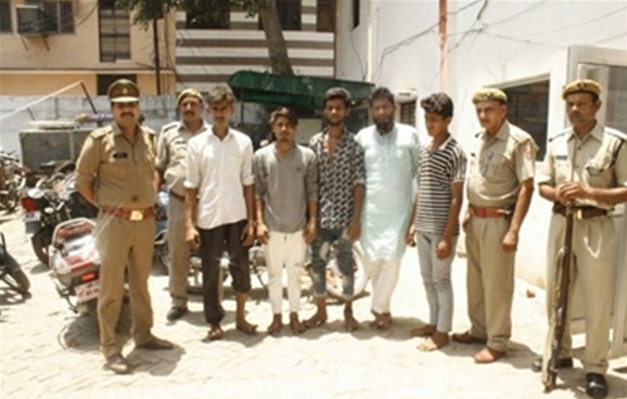 Photo of मेरठ : विदेशों की तर्ज पर डोर-टू-डोर बेचते थे गोमांस, 5 गिरफ्तार