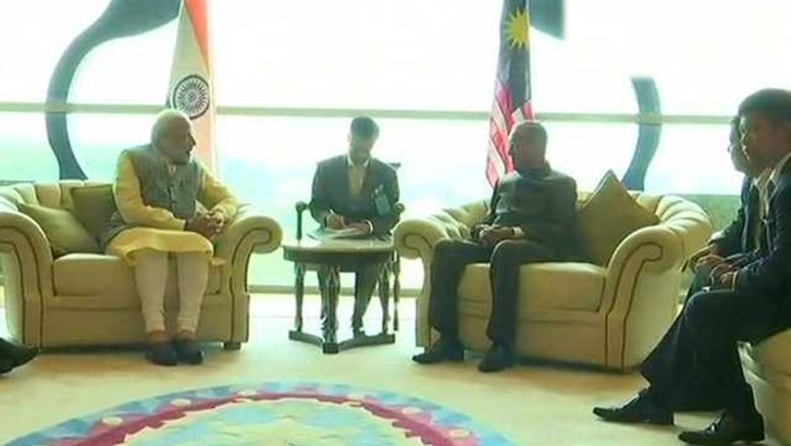 Photo of अभी अभी : PM मोदी ने मलयेशिया के नवनिर्वाचित प्रधानमंत्री महातिर से की मुलाकात