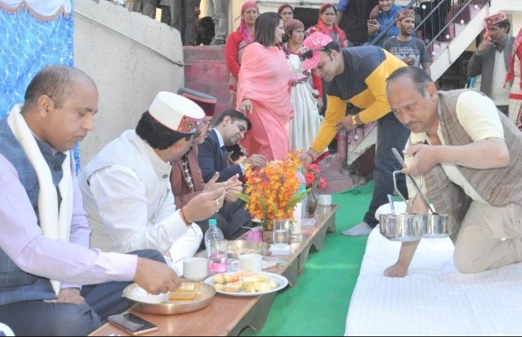 CM जयराम ठाकुर ने दलित के घर जमीन पर बैठकर खाया खाना