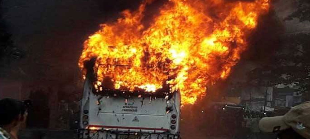 अभी-अभी: सड़क पर 57 लोगों से भरी चलती बस में लगी आग, जिंदा जले 12 लोग