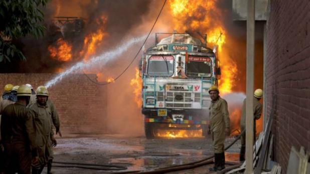 Photo of बड़ी घटना: दिल्ली की रबड़ फैक्ट्री में लगी आग 18 घंटे बाद भी बेकाबू, हेलिकॉप्टर की ली जा रही मदद