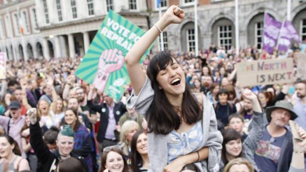 Photo of अब आयरलैंड में गर्भपात पर लगा प्रतिबंध खत्म, जनमत से बदल गया कानून
