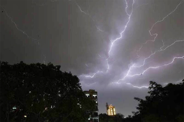 Photo of यूपी-बिहार-झारखंड में मौसम ने मचाया कहर, आकाशीय बिजली गिरने और आंधी से कई लोगों की मौत