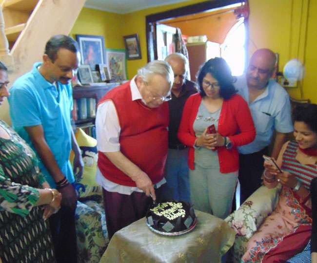 उत्तराखंड में प्रसिद्ध लेखक रस्किन बॉन्ड ने कुछ इस तरह मनाया अपना जन्मदिन