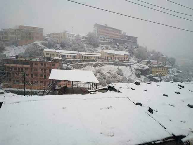 उत्तराखंड में बिगड़ा मौसम का मिजाज, चारों धाम में बर्फबारी, हुई दो तीर्थयात्रियों की मौत