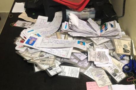 Photo of कर्नाटक चुनाव से पहले बेंगलुरु में मिले 10 हजार फर्जी वोटर कार्ड, क्या है इसके पीछे की सच्चाई