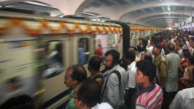 Photo of कोलकाता मेट्रो: गले लगने पर कपल की पिटाई, लोग ने कहा- कमरे में करो