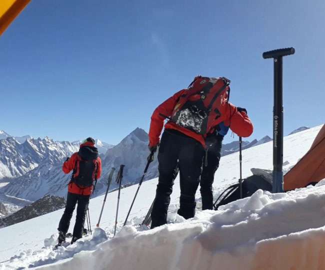 गंगोत्री हिमालय की इस ऊंचार्इ से विदेशी पर्यटकों ने की स्कीइंग