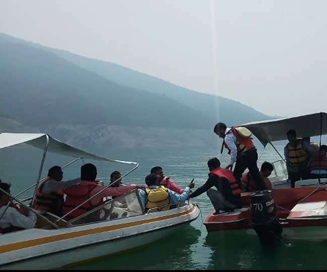टिहरी झील के में नाव में भरा पानी, बाल-बाल बचे भाजपाई कार्यकर्ता