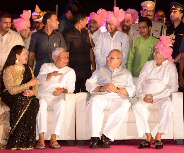 Photo of तेजप्रताप की शादी में मिले लालू-नीतीश, शादी में शामिल कई दिग्गज नेता
