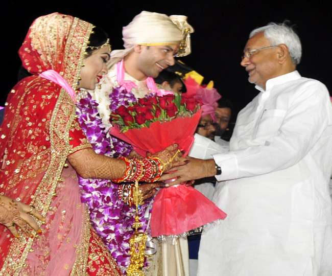 Photo of तेजप्रताप की शादी में मिले लालू-नीतीश, शादी में शामिल हुए कई दलों के दिग्गज