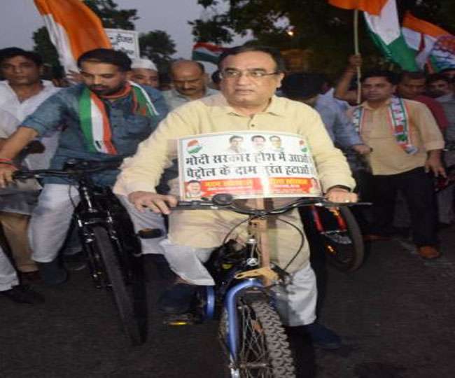 दिल्ली में पेट्रोल-डीजल की कीमतों में वृद्धि के खिलाफ कांग्रेस नेताओं ने निकाला साइकिल मार्च