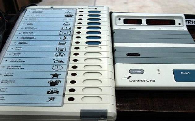 निजी कार से ईवीएम मशीनें स्ट्रॉगरूम पहुंचाई, चुनाव अधिकारी के खिलाफ शिकायत दर्ज