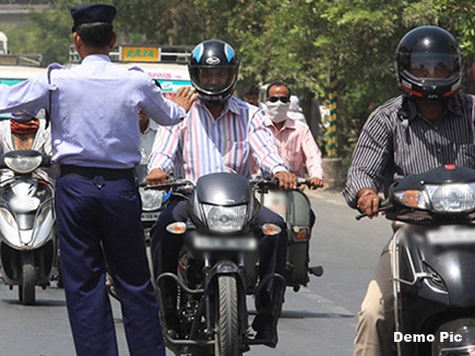 मुख्यमंत्री शिवराजसिंह चौहान ने पुलिस अफसरों को दिए हेलमेट पर नरमी बरतने के निर्देश