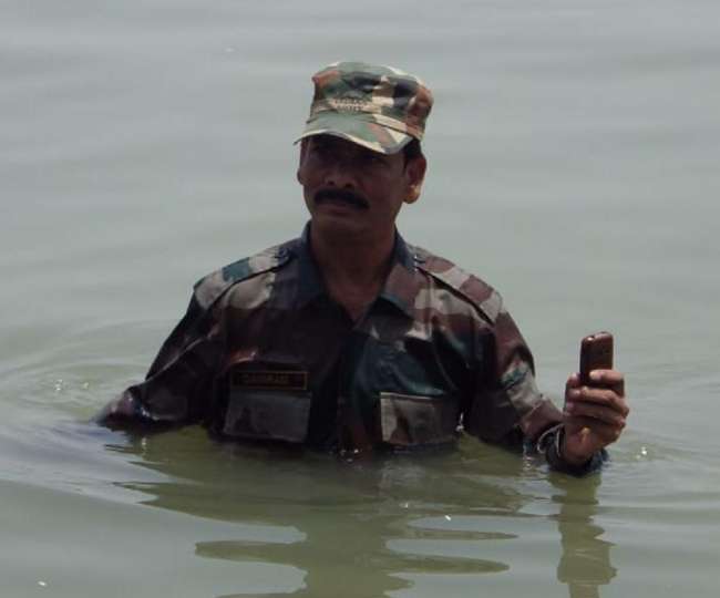 फर्रुखाबाद में समस्याओं से परेशान पूर्व सैनिक ने गंगा में शुरू किया जल सत्याग्रह